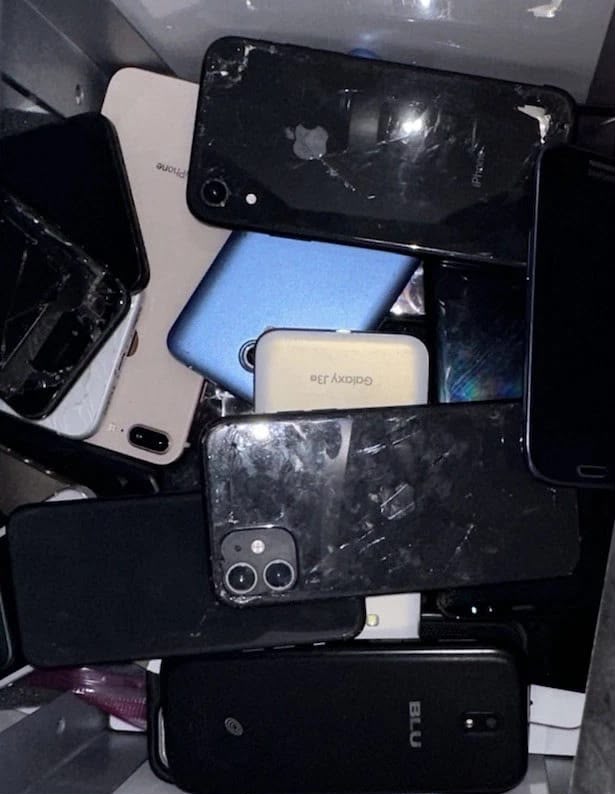 Bulk Lot Sale: 1,060 D/E Grade Smartphones (iPhones-695), (Samsung-235) (Android-130)